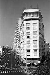 Image du Maroc Professionnelle de  L'immeuble "Les Studios" de  Marius Boyer en 1936 située à l'angle de l'avenue Hassan II et de la rue Omar Slaoui à Casablanca, le Lundi 10 Août 1992. (Photo / Abdeljalil Bounhar)